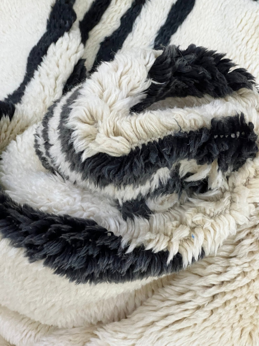 Contemporary Beni Mrirt Berber Rug 8'96" x 6'10" - 273 cm x 186 cm (Wool)