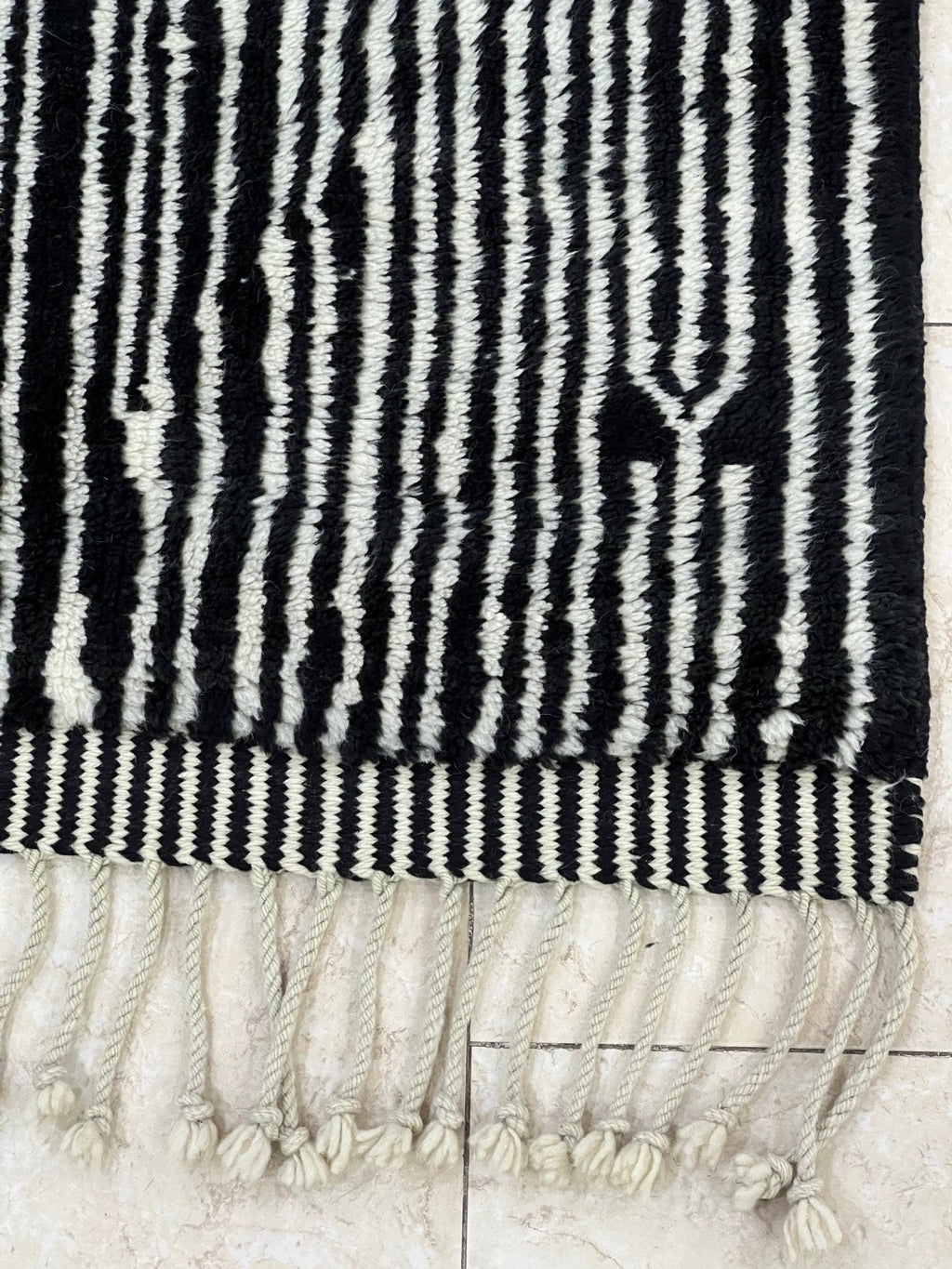 Contemporary Beni Mrirt Berber Rug 9'97" x 7'61" - 304 cm x 232 cm (Wool)