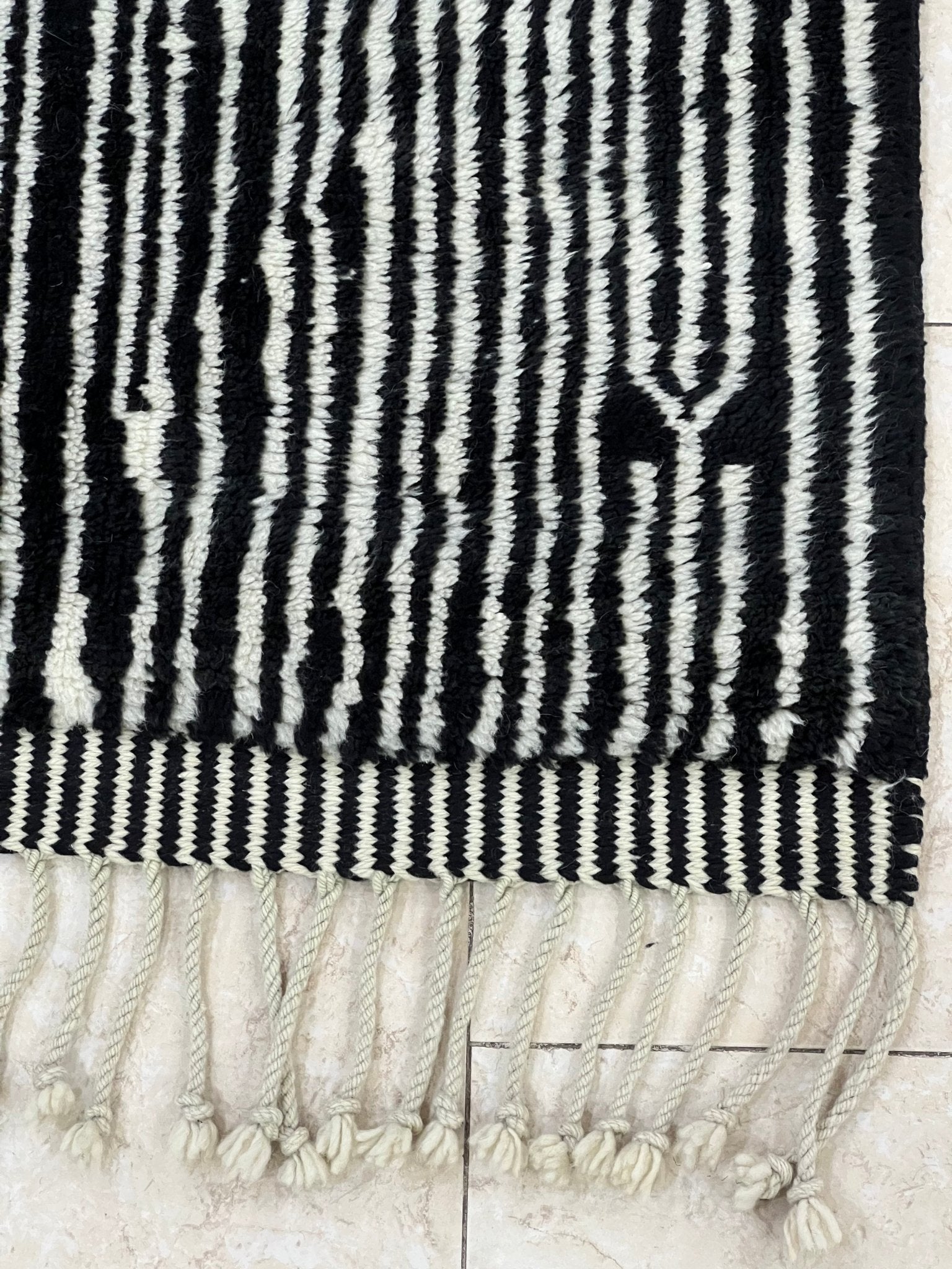 Contemporary Beni Mrirt Berber Rug 9'97" x 7'61" - 304 cm x 232 cm (Wool)